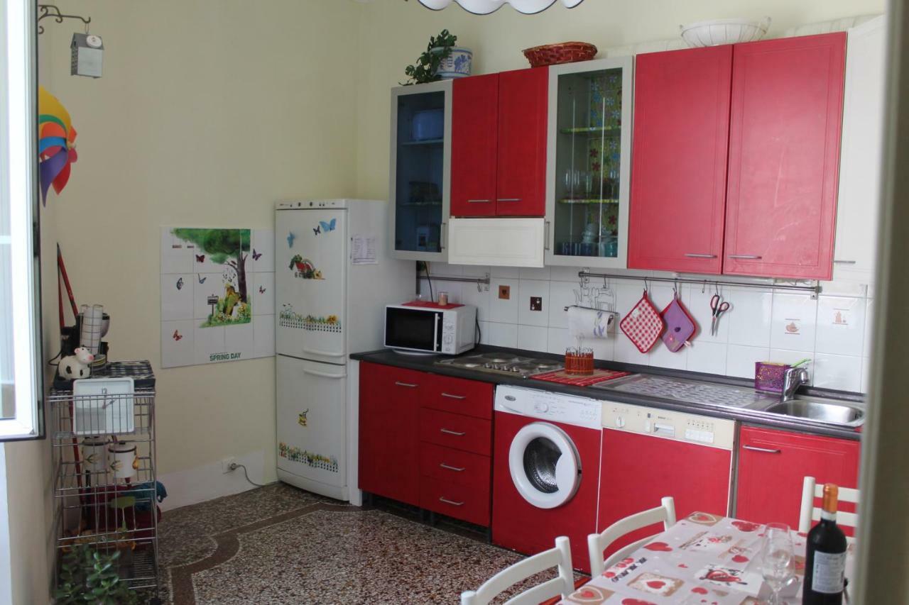 Appartamento In Centro Zona Fiera,Davanti Al Galliera Генуа Екстериор снимка