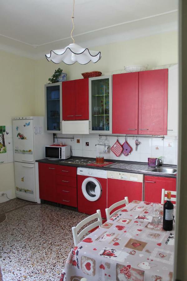 Appartamento In Centro Zona Fiera,Davanti Al Galliera Генуа Екстериор снимка